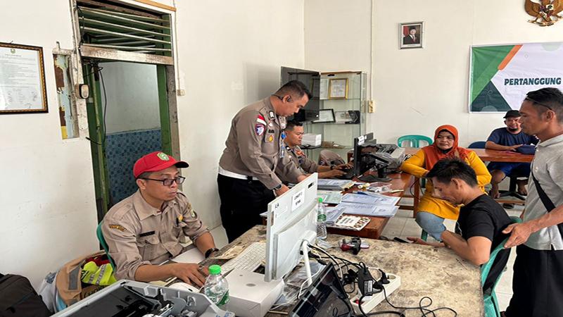 Dekatkan Layanan ke Warga Melalui Samsat dan Simling Gokatan di Desa Pedalaman Tayan Hilir Sanggau