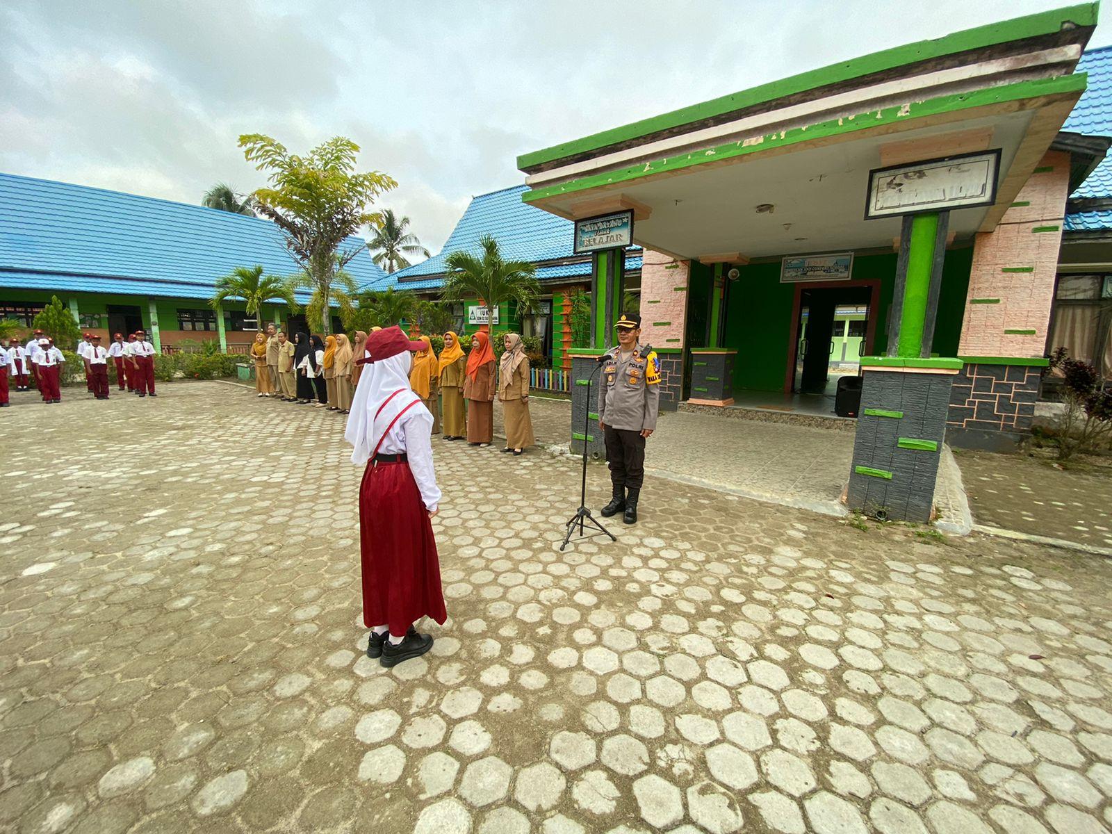 Wakapolres Kayong Utara Pimpin Kegiatan Upacara di Sekolah Dasar Negeri 2 Sukadana