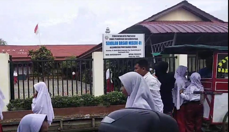 Segel Dibuka, 400 Siswa SDN 41 Pontianak Kembali Belajar di Sekolah