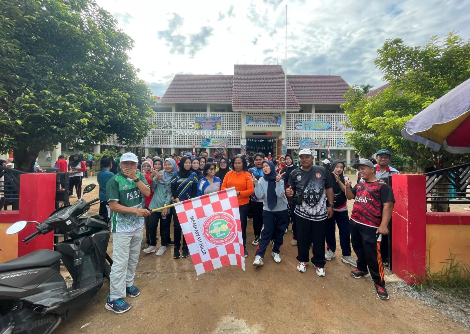 HUT ke-79 PGRI dan HGN 2024, Ratusan Guru di Mempawah Hilir Laksanakan Jalan Sehat dan Senam Bersama