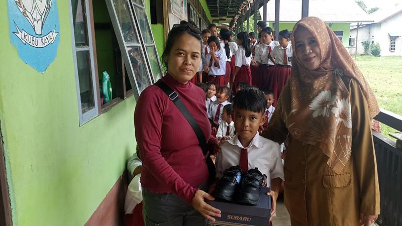 Moni Schmid dari Jerman Sumbangkan 200 Pasang Sepatu untuk Anak-anak di Kalbar