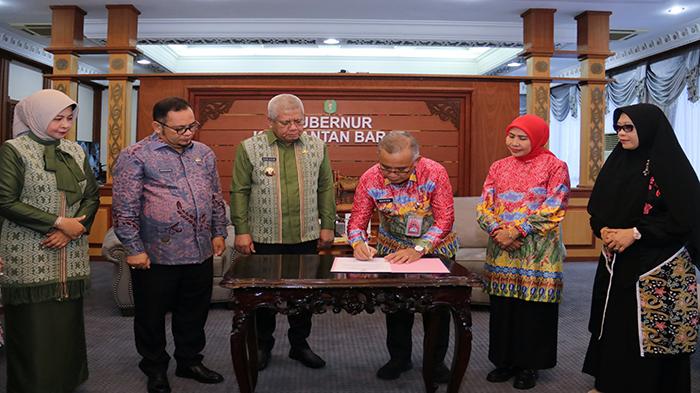 Saat-penyerahan-dan-tandatangan-Surat-Keputusan2354ewf.jpg