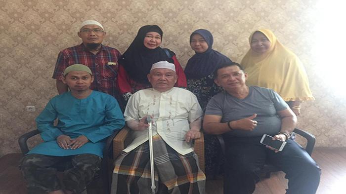Salah-satu-foto-keluarga-kakek-rasyidin-bersama-anak-anaknya234wef.jpg