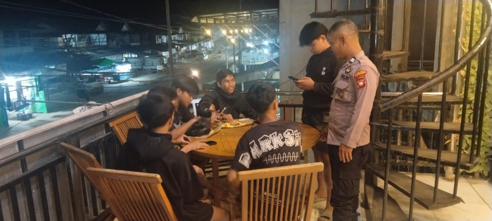 Patroli Malam Humanis, Polisi Sapa Pemuda yang Sedang Bersantai dan Berikan Edukasi Kamtibmas - Tribunpontianak.co.id