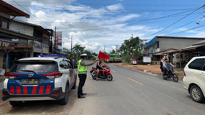 Satlantas-Polres-Mempawah-mengatur-arus-lalulintas23rwe.jpg
