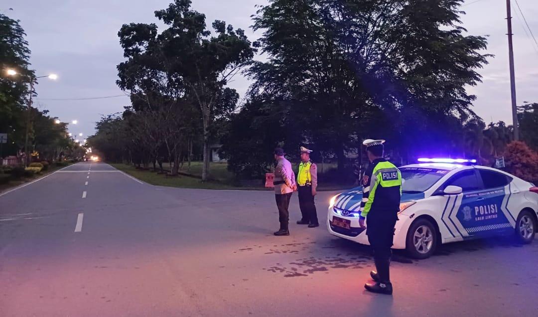 Satlantas-Polres-Sambas-melakukan-patroli-jam-rawan-laka-lantas-di-Jalan-Pembangunan.jpg