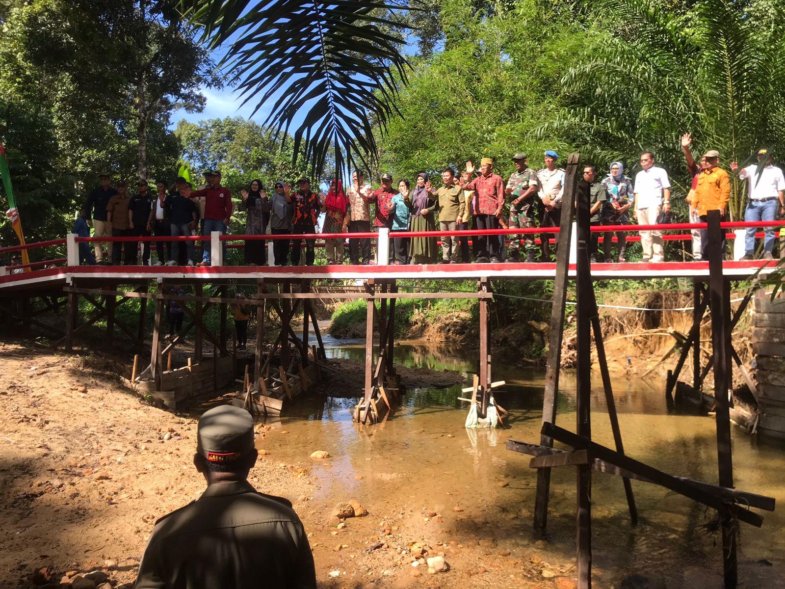 Bupati Satono Resmikan Jembatan Berkemajuan di Dusun Keranji Sajingan Besar