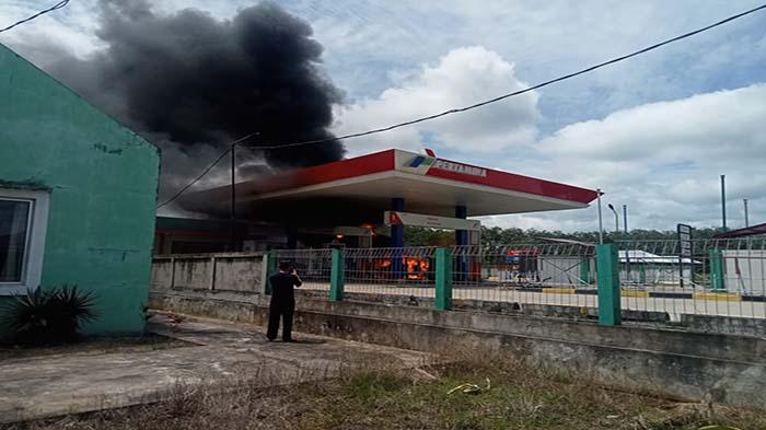 Asap Tebal Selimuti SPBU di Galing Sambas Akibat Satu Unit Mobil Terbakar