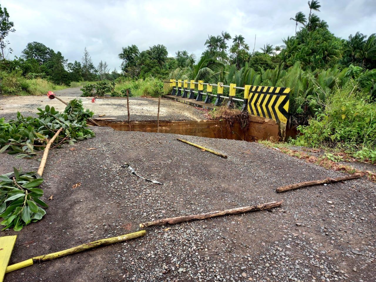BREAKING NEWS - Satu Titik Ruas Jalan Desa Temajuk Sambas Amblas Akibat Luapan Sungai-Hujan Deras
