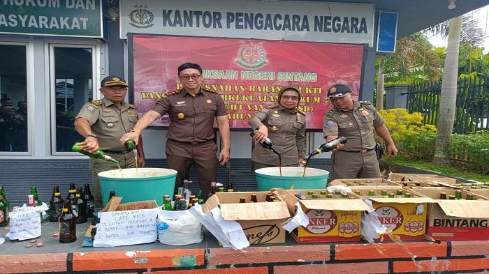 Gelar Razia di Cafe Liar Tak Berizin, Satpol PP Sintang Musnahkan Ratusan Botol Miras Ilegal