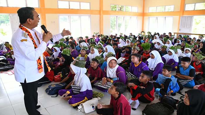 Tinjau Kegiatan MPLS, Pj Bupati Alfian Berikan Pesan Motivasi Bagi Para Siswa dan Siswi