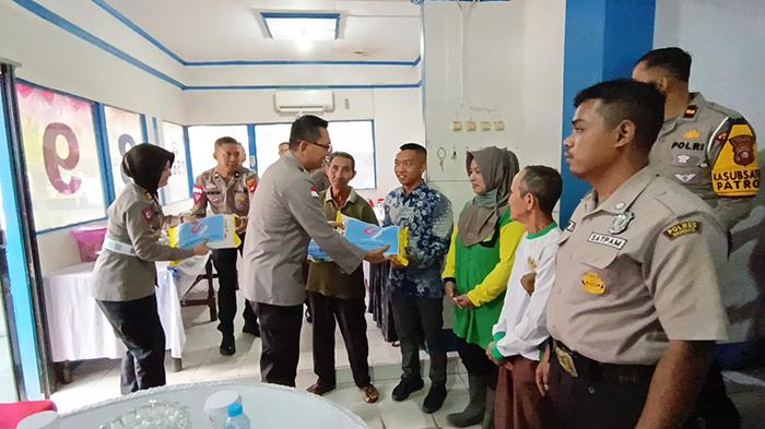 Buruh Pasar hingga Tukang Parkir di Sambas Terima Paket Sosial HUT ke-69 Satlantas