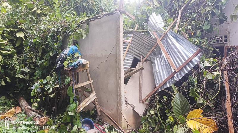 Satu Rumah Warga Rusak Akibat Pohon Tumbang di Pemangkat Sambas