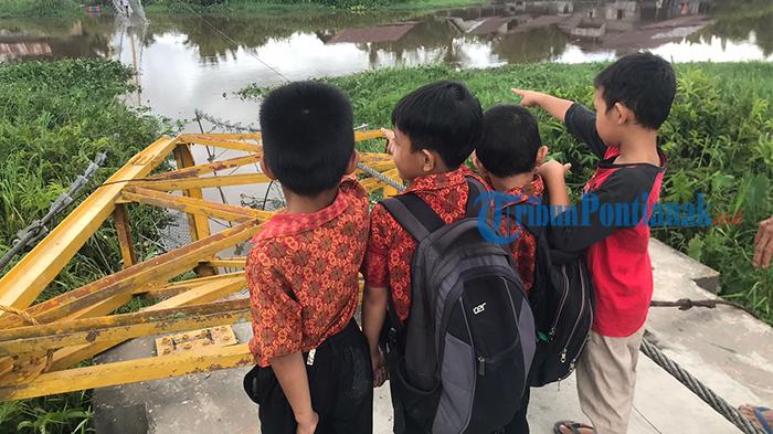 Jembatan Ambruk, Warga Desa Pangkalan Kongsi Sambas Kembali Gunakan Sampan untuk Menyebrang