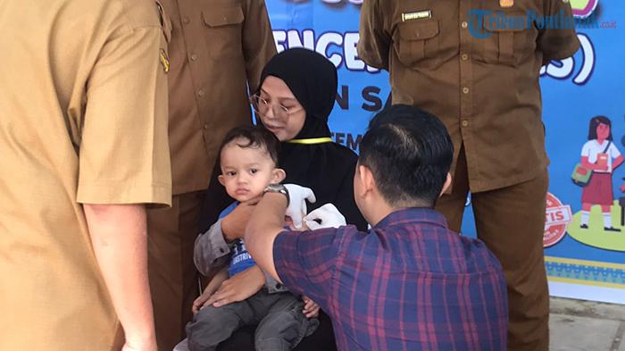 Sejumlah-balita-mendapat-suntik-Imunisasi-Japanese-Encephalitis-JE-saat-pencanangan.jpg