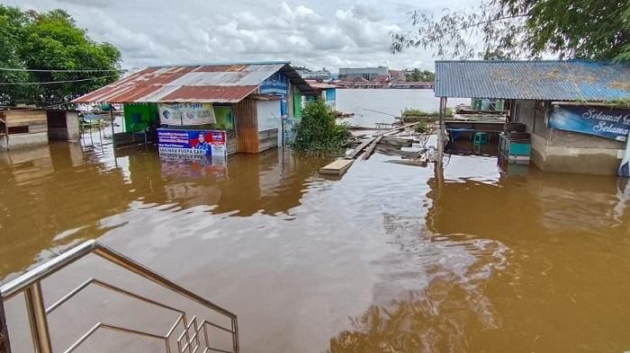 Sejumlah-desa-dan-kelurahan-di-Kota-Sintang-terdampak-banjir-luapan-sungai-Kapuas.jpg
