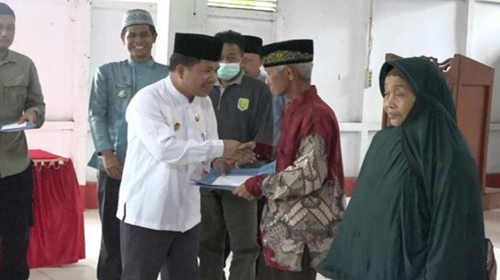 Pemkab Beri Insentif Imam Masjid, Guru Ngaji, dan Pengurus Jenazah Kecamatan Teluk Keramat