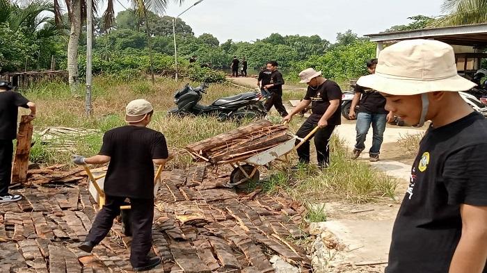 Sambut Festival Sagu, Mahasiswa IAIS Sambas Baksos di Surau Raden Sulaiman
