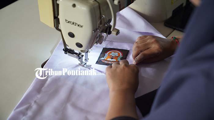 Sejumlah-pekerja-sedang-menyelesaikan-pembuatan-seragam-5.jpg<pf>Sejumlah-pekerja-sedang-menyelesaikan-pembuatan-seragam-4.jpg<pf>Sejumlah-pekerja-sedang-menyelesaikan-pembuatan-seragam-3.jpg<pf>Sejumlah-pekerja-sedang-menyelesaikan-pembuatan-seragam-2.jpg<pf>Sejumlah-pekerja-sedang-menyelesaikan-pembuatan-seragam-1.jpg