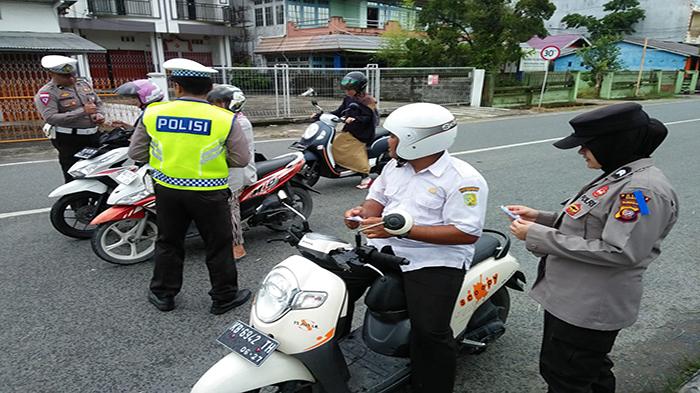 Operasi Patuh Kapuas 2023, Kamsel Polres Sambas Bagikan Stiker Edukasi Pengendara