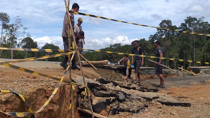 Badan Jalan Nasional Amblas, Camat Sajingan Besar Imbau Pengendara Cari Alternatif Lain