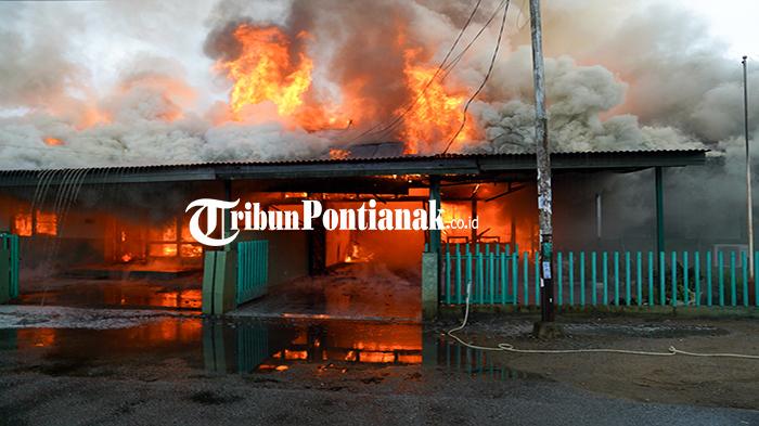 Sejumlah-petugas-pemadam-kebakaran-sedang-2.jpg<pf>Sejumlah-petugas-pemadam-kebakaran-sedang-5.jpg<pf>Sejumlah-petugas-pemadam-kebakaran-sedang-1.jpg<pf>Sejumlah-petugas-pemadam-kebakaran-sedang-4.jpg<pf>Sejumlah-petugas-pemadam-kebakaran-sedang-3.jpg
