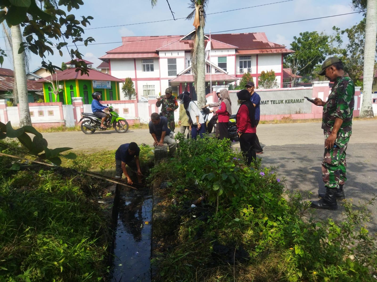 Cegah DBD Merebak, Forkopimcam Teluk Keramat Bareng Warga Bersihkan Lingkungan