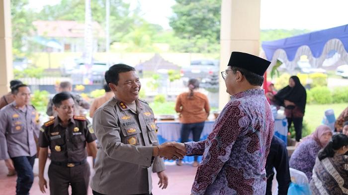 Sekadau-AKBP-I-Nyoman-Sudama-bersama-Wakapolres-Kompol-Riko-Syafutra-beserta.jpg
