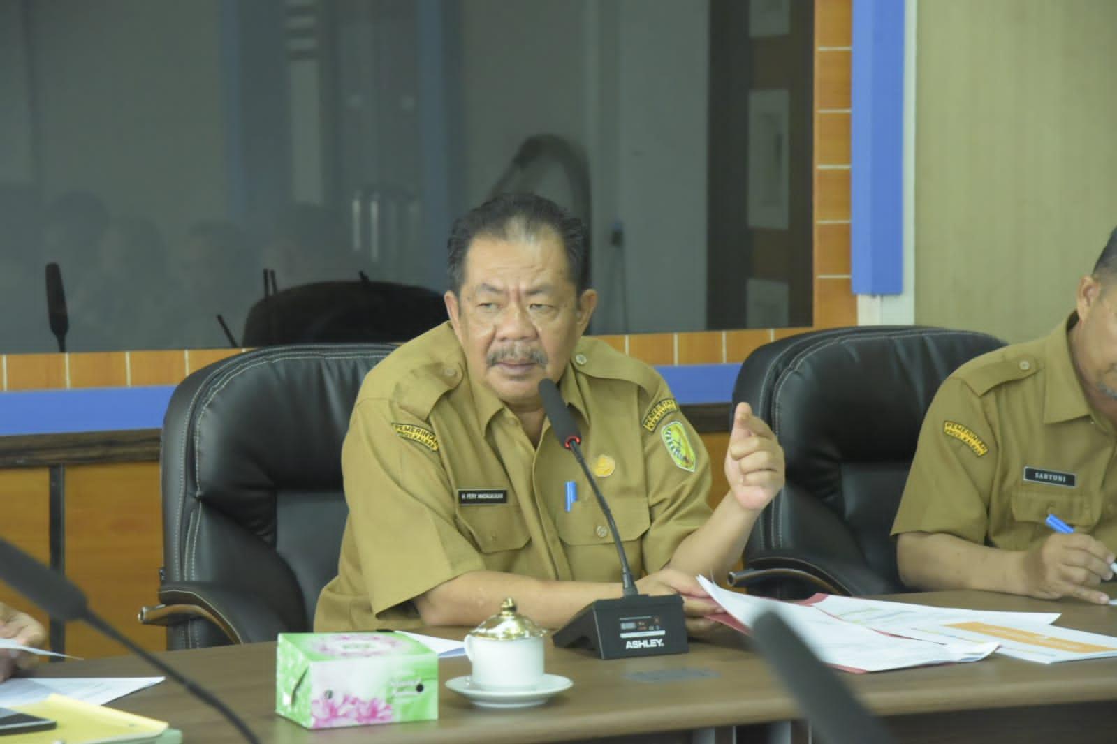 Sekda-Kabupaten-Sambas-Fery-Madagaskar-ketika-memimpin-rapat.jpg