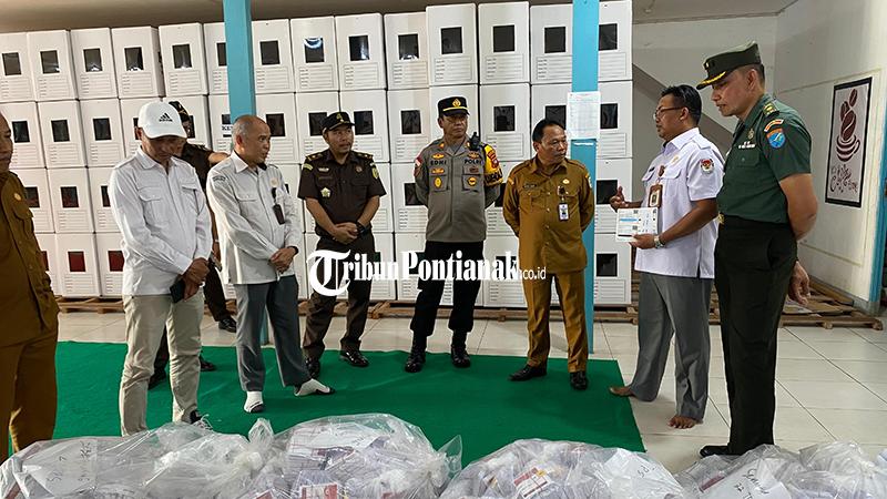 Sekda-Kapuas-Hulu-Mohd-Zaini-saat-meninjau-langsung43rse.jpg