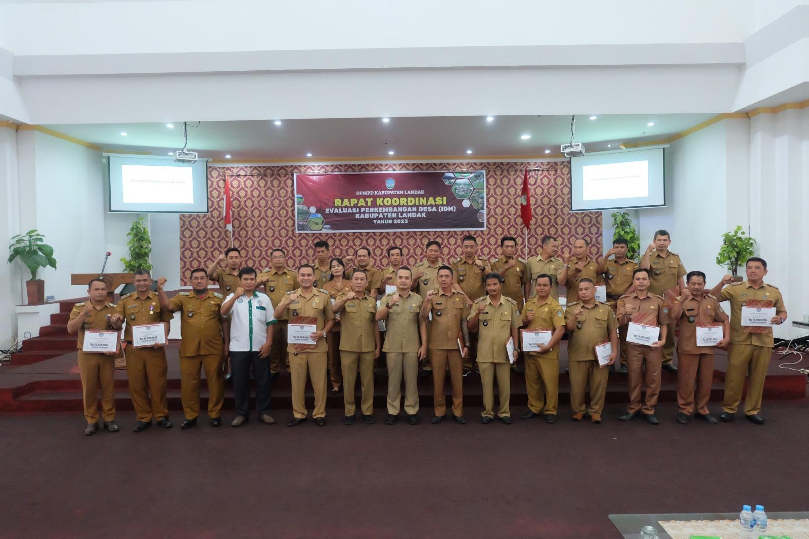 Sekda-Landak-Vinsensius-bersama-peserta-Rapat-Koordinasi-Evaluasi.jpg