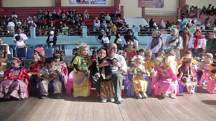 Sekda-Sintang-Kartiyus-berfoto-bersama-anak-anak234rewdf.jpg