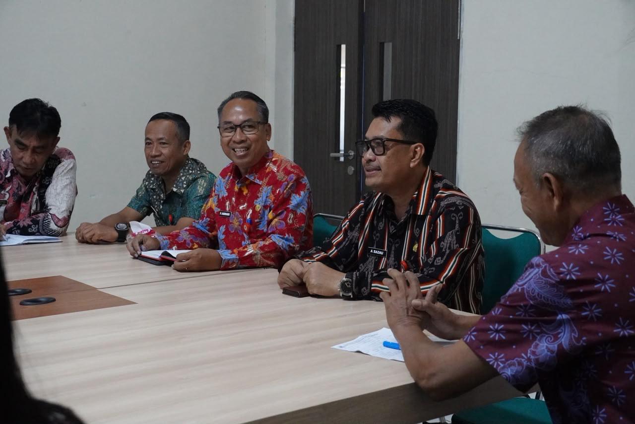 Sekretaris-Daerah-Kabupaten-Kapuas-Hulu-Ambrosius-Sadau-saat-menghadiri-kegiatan-audiensi.jpg