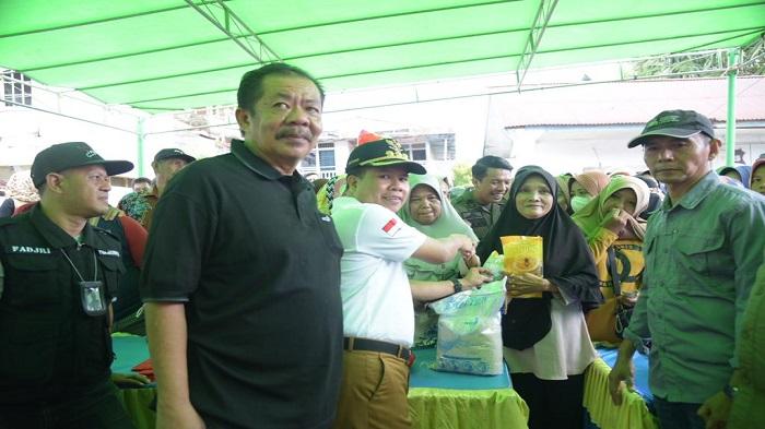 Sekretaris-Daerah-Kabupaten-Sambas-Ferry-Madagaskar-memantau-langsung-operasi-pasar.jpg