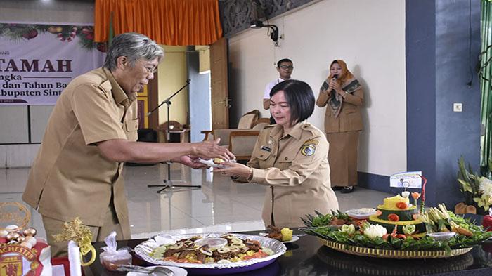 Sekretaris-Daerah-Kabupaten-Sintang-menyerahkan-nasi-tumpeng234wefrd.jpg