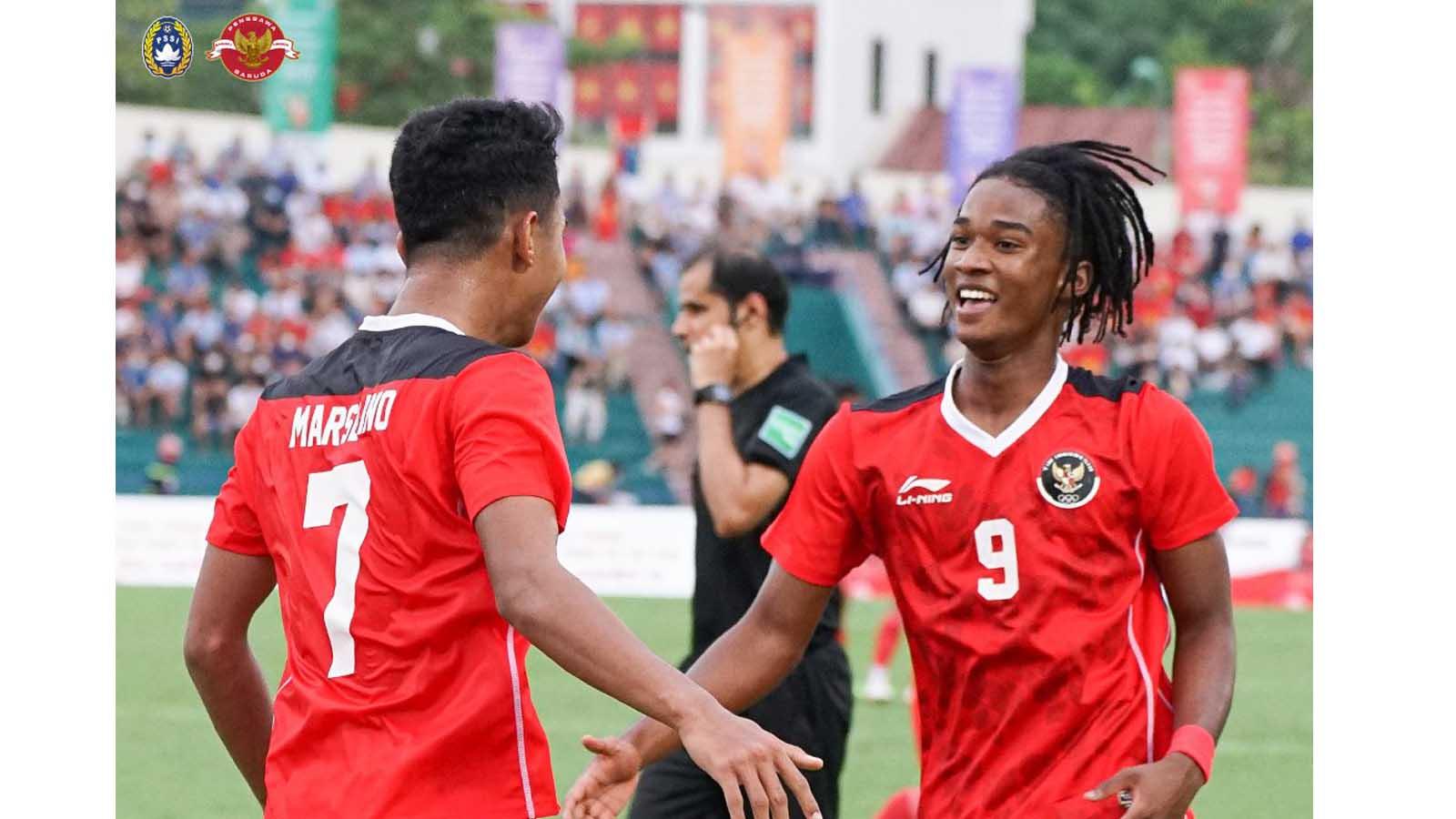 Selebrasi-pemain-Timnas-Indonesia-U23-Marselino-Ferdinan-dan-Ronaldo-Kwateh.jpg