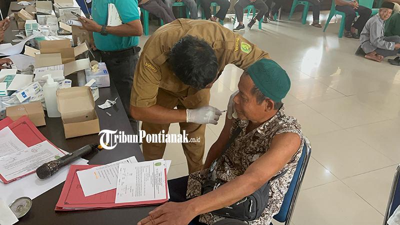 Persiapan Keberangkatan, Calon Jamaah Haji Sambas Terima Suntik Vaksin
