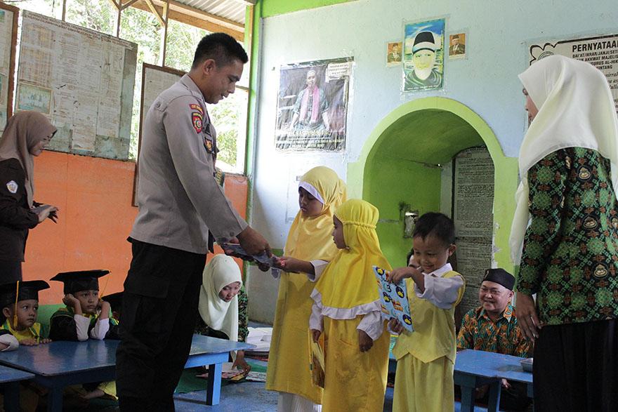 Bhabinkamtibmas Polsek Sepauk Hadiri Pelepasan Wisuda Murid PAUD Al Hikmah Sepauk