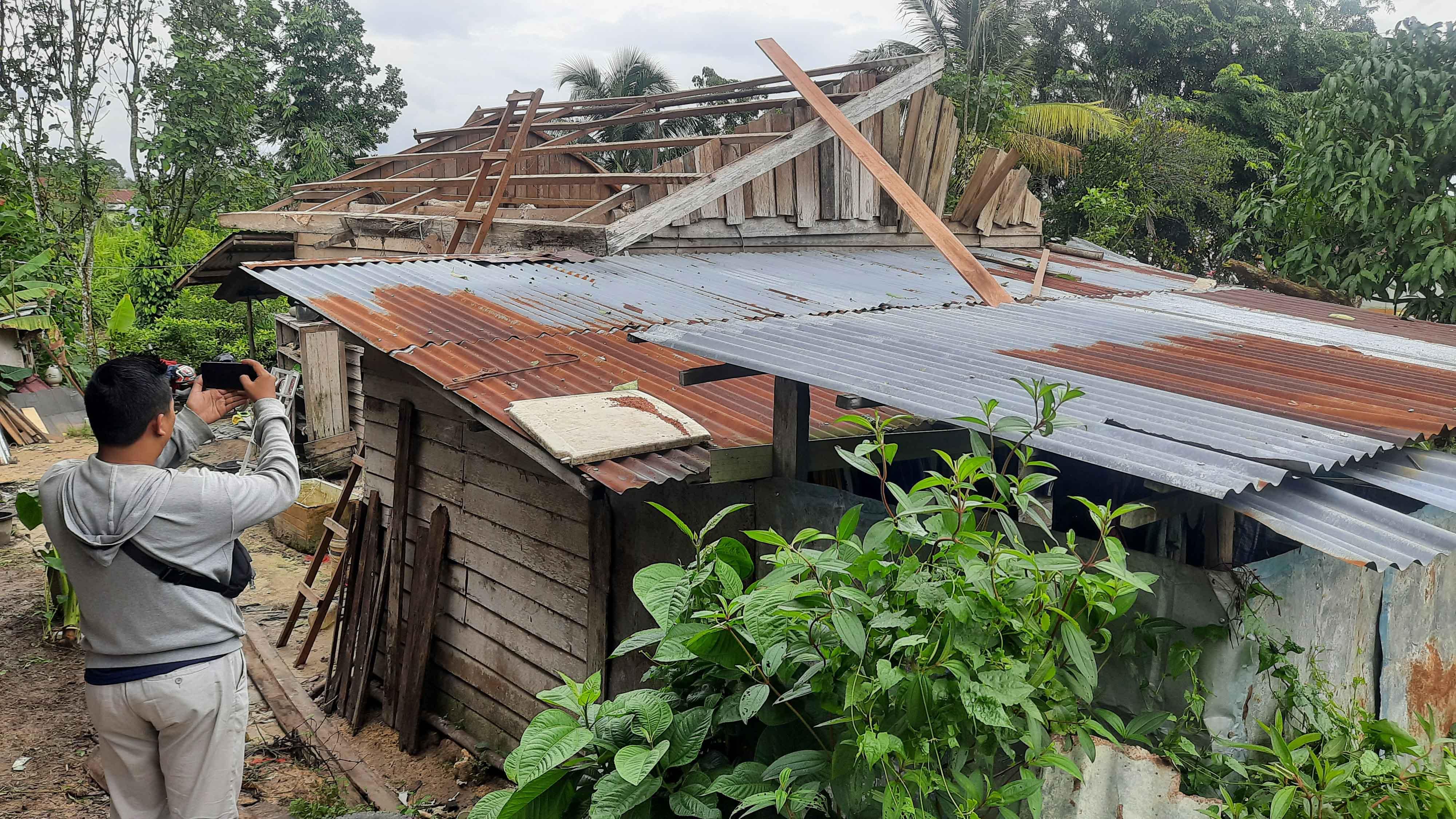 Muri Saksikan Atap Rumahnya Terbang saat Puting Beliung Hantam Balai Agung Sintang