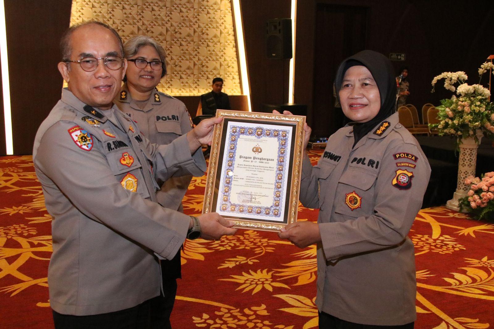 Serahkan-Piagam-Polda.jpg