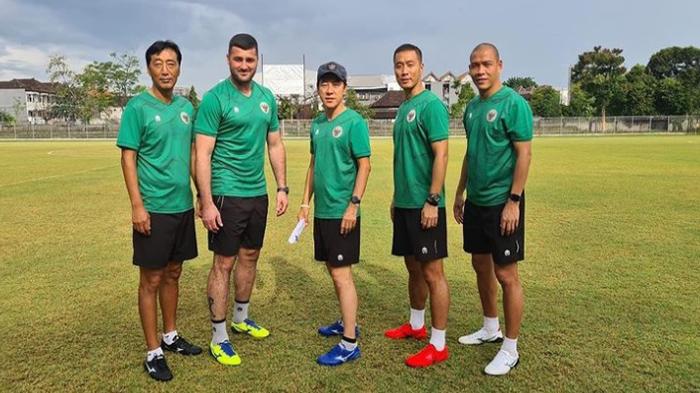 Shin-Tae-yong-bersama-jajaran-kepelatihan-Timnas-Indonesia.jpg