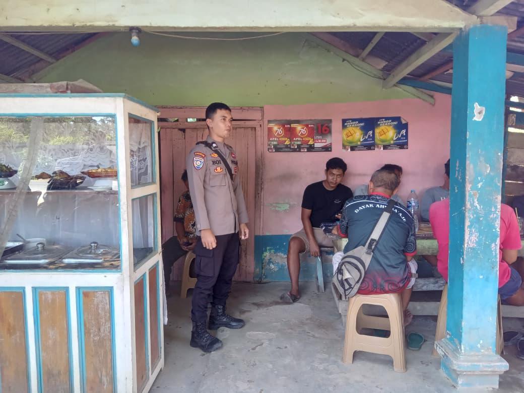 Patroli Siang Berbeda, Polisi Sapa Warga yang Sedang Makan dan Ajak Jaga Kamtibmas