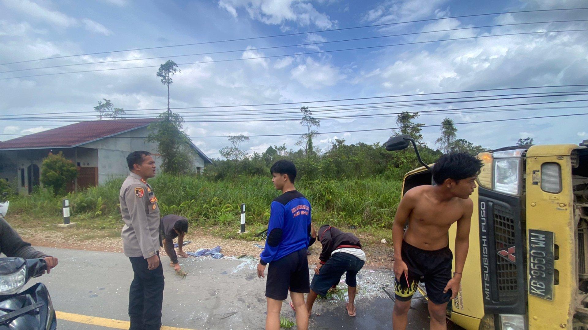 Bertindak Cepat, Kapolres Melawi Mendatangi TKP Laka Lantas dan Mengatur Lalu Lintas