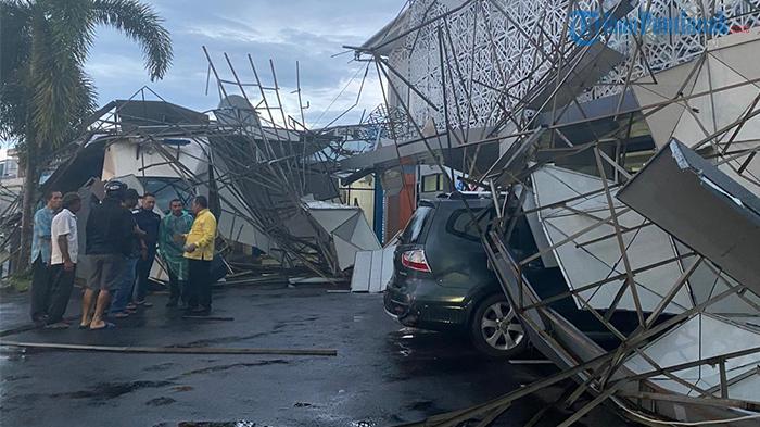 BMKG Pastikan Bukan Angin Puting Beliung yang Sebabkan Aksesoris Depan Gedung MPP Sintang Ambruk