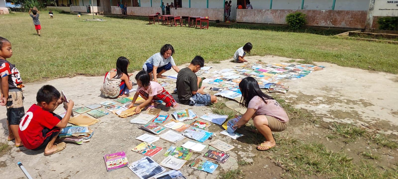 Siswa SD di Sintang Jemur Buku Pelajaran yang Terendam Banjir