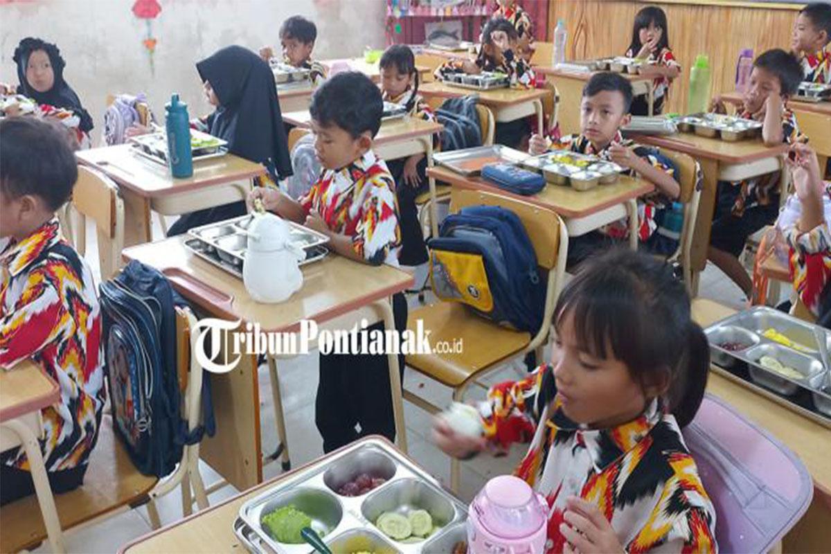 Siswa-SDN-05-Mempawah-Hilir-Santap-MBG.jpg