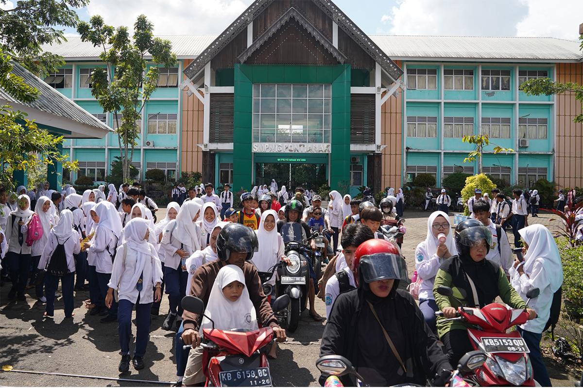 Siswa-pulang-sekolah-setelah-kegiatan-belajar-mengajar.jpg