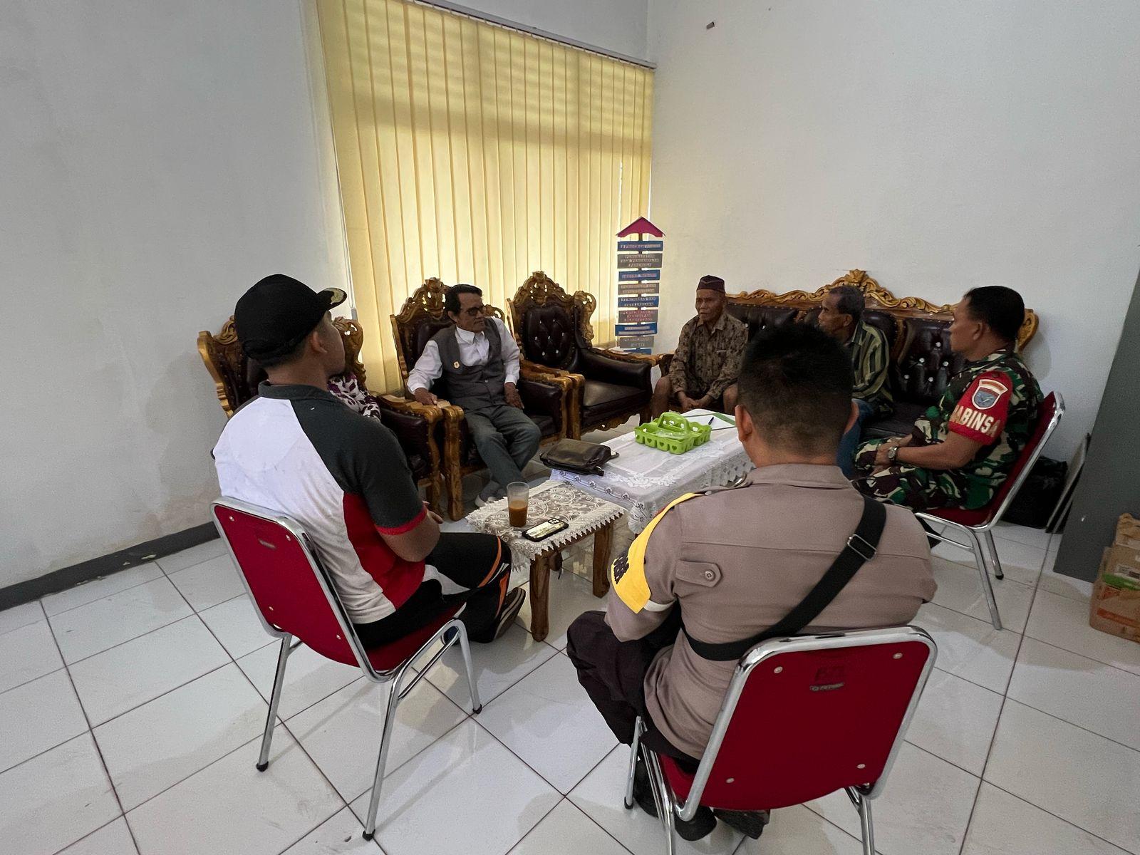 Bhabinkamtibmas Batu Layang Bersama 3 Pilar Lakukan Problem Solving Terkait Bau Kandang Ternak Sapi