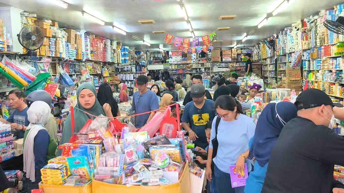 Tahun Ajaran Baru 2026 Dimulai, Orang Tua Padati Toko Buku Lestari Pontianak - Tribunpontianak.co.id