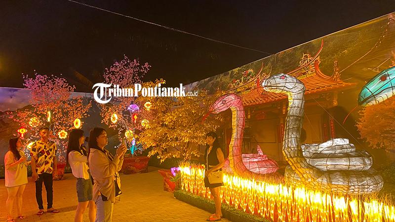 Suasana Meriah Dekorasi Khas Imlek di Klenteng Fab Zhu Kung Singkawang